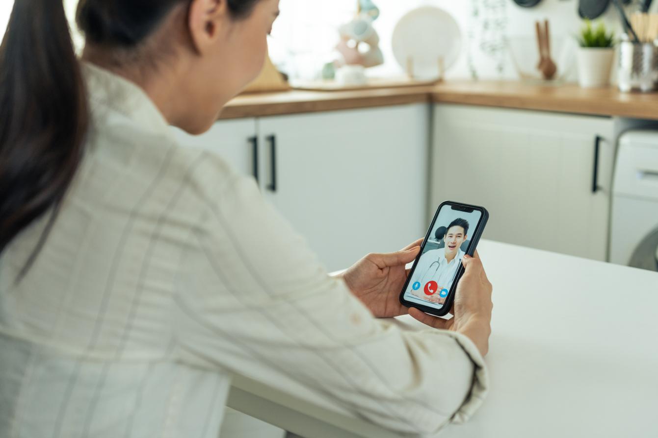 スマートフォンでオンライン診療を受ける様子のイメージ